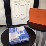 Акционные предложения HERMES. [Небесно-голубой] Шаль Hermes! Материал： 85% шерст