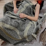 Этот шарф Loewe, который можно носить в центре образа, действительно уникален. О