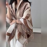 Этот шарф Loewe, который можно носить в центре образа, действительно уникален. О