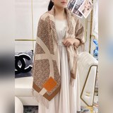 Этот шарф Loewe, который можно носить в центре образа, действительно уникален. О