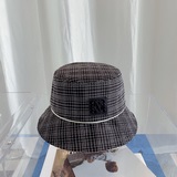 Новая модель шляпы-котелка с грубым плетением в клетку от Loewe для ранней осени