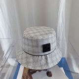 Новая модель шляпы-котелка с грубым плетением в клетку от Loewe для ранней осени