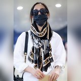 Длинный шарф из кашемира, представленный в отдельном отделе, заслуживает искренн