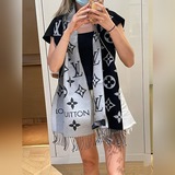LV 【ESSENTIAL】 Классический монограммный узор украшает обе стороны в монохромном