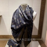Louis Vuitton. Идеально подходит для дневных и вечерних нарядов, этот шарф имеет