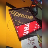 Louis Vuitton предлагает в продаже высококачественные шелковые платки размером 1