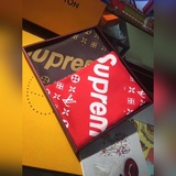 Louis Vuitton предлагает в продаже высококачественные шелковые платки размером 1
