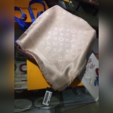 Louis Vuitton. Классический шарф с отличными отзывами, обязательный к приобретен