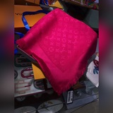 Louis Vuitton. Классический шарф с отличными отзывами, обязательный к приобретен