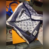 Louis Vuitton. Классический шарф с отличными отзывами, обязательный к приобретен