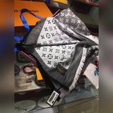Louis Vuitton. Классический шарф с отличными отзывами, обязательный к приобретен