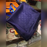 Louis Vuitton. Классический шарф с отличными отзывами, обязательный к приобретен