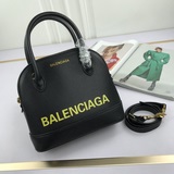 Новая модель сумки Balenciaga Paris в форме ракушки уже в продаже. Это популярна