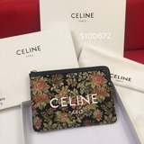 Маленькая сумка CELINE TRIOMPHE. Винтажная сумка в руке. Лаконичный стиль, модны