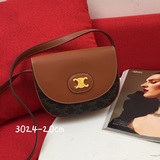 TRIOMPHE CANVAS Новая модель сумки Celine в форме седла из ПВХ/кожи и ткани.