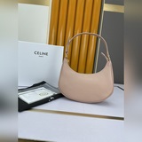 CELINE выпустила новую сумку-клатч, аналогичную модели Isa, а также сумку Ava по