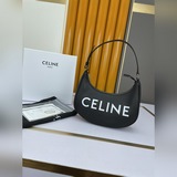 CELINE выпустила новую сумку-клатч, аналогичную модели Isa, а также сумку Ava по