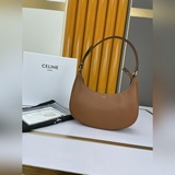 CELINE выпустила новую сумку-клатч, аналогичную модели Isa, а также сумку Ava по