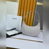 CELINE выпустила новую сумку-клатч, аналогичную модели Isa, а также сумку Ava по