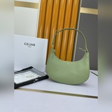 CELINE выпустила новую сумку-клатч, аналогичную модели Isa, а также сумку Ava по