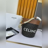 Сумка BUCKET из печатного полотна и кожи размером 19 x 23 x 7 дюймов.