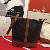Сумка Celine из кожи быка с белым цветочным узором. В прошлом году эта сумка был