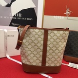 Сумка Celine из кожи быка с белым цветочным узором. В прошлом году эта сумка был
