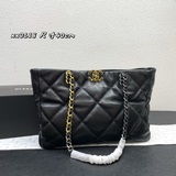 Горизонтальная сумка для покупок Chanel Tote Bag — еще одна сумка, которая стане