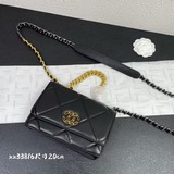 Новые модели на официальном сайте Chane привлекли внимание всех. Мягкая кожа овц