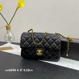 Новая модель сумки Chanel 2023 с крышкой. После того как я надела ее, она мне оч