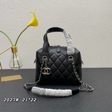 Новая сумка Chanel в стиле боулинг. Мягкая на ощупь, изготовлена из высококачест