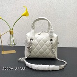 Новая сумка Chanel в стиле боулинга. Мягкая на ощупь, изготовлена из высококачес
