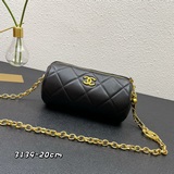 Новая сумка-подушка с логотипом Chanel. Можно носить как через плечо, так и на с