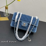 Моя любимая сумка — джинсовая сумка Chanel. Я не смогла устоять перед этой двухц