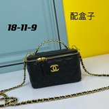 Chanel мини-сумочка в форме квадратной коробки с ремешком через плечо, небольшая