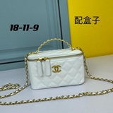 Chanel мини-сумочка в форме квадратной коробки с кожаным ремешком через плечо, ж