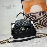 Новая модель сумки Chanel с ремешком через плечо. Особенно хорошо смотрится на п