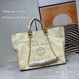 Самая красивая сумка для покупок в стиле отпуска весна-лето 2023. Сумка Chanel с