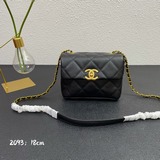 Chanel квадратная сумка с крышкой из кожи бычка. Необходимое приобретение для ве