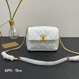 Chanel квадратная сумка с крышкой из кожи бычка. Необходимое приобретение для ве