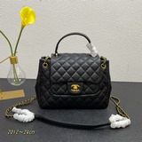 Новая модель сумки Chanel с ремешком через плечо. Особенно хорошо смотрится на п