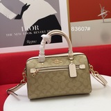Сумка Coach Boston — это чрезвычайно практичная сумка, подходящая для любого воз