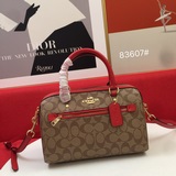 Сумка Coach Boston — это чрезвычайно практичная сумка, подходящая для любого воз