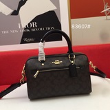 Сумка Coach Boston — это чрезвычайно практичная сумка, подходящая для любого воз