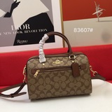 Сумка Coach Boston — это чрезвычайно практичная сумка, подходящая для любого воз