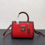 Новая модель кожаной сумки Coach Grace Carryall с классическим логотипом в виде 