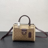 Новая модель кожаной сумки Coach Grace Carryall с классическим логотипом в виде 