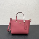 Сумка Coach Alice Small Tote Классическая лаконичная сумка Small Tote из кожи с 