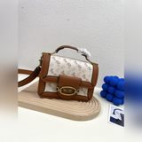 Coach выпустила новую модель сумки Georgie в стиле гармошки. Эта сумка действите