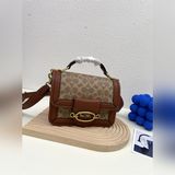 Coach выпустила новую модель сумки Georgie в стиле гармошки. Эта сумка действите